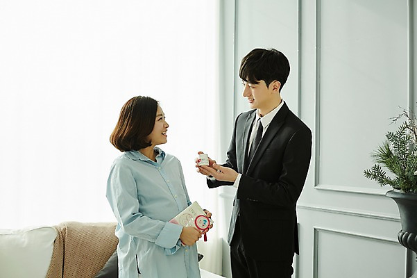 포토 JPG 응시 여자 남자 실내 미소 들기 사람 상반신 20대 성인 두명 옆모습 약 마주보기 임산부 한국인 배지 보험 산모수첩 성인만 철분제 국내포토 시선 뷰포인트 의학 모션 표정 동양인 청년 내부 다이어리 임신 파일형식