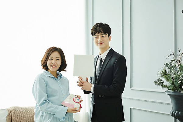 포토 JPG 배너 응시 여자 남자 실내 미소 들기 사람 상반신 20대 성인 두명 옆모습 약 임산부 한국인 배지 보험 산모수첩 성인만 철분제 국내포토 시선 뷰포인트 의학 모션 표정 동양인 청년 내부 다이어리 임신 파일형식