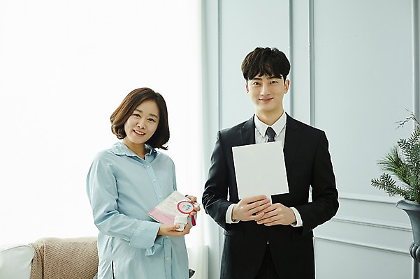 포토 JPG 배너 응시 여자 남자 실내 서기 미소 들기 사람 상반신 20대 성인 두명 앞모습 약 임산부 한국인 배지 보험 산모수첩 성인만 철분제 국내포토 시선 뷰포인트 의학 모션 표정 동양인 청년 내부 다이어리 임신 파일형식