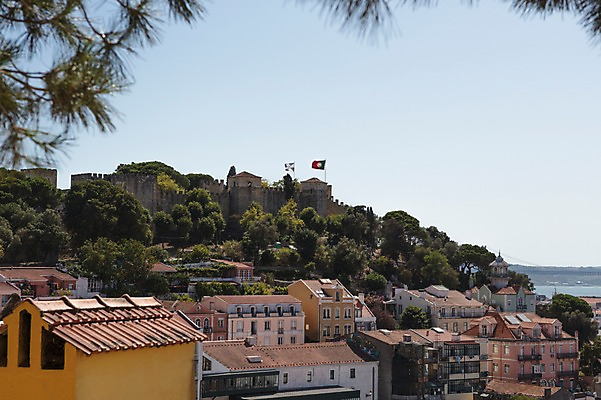 포토 JPG 주간 해외풍경 건축물 유럽풍경 주택 풍경 사람없음 야외 깃발 국기 포르투갈 국내포토 자연요소 해외 건축 유럽 건물 파일형식