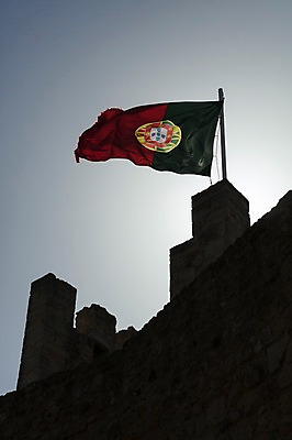 포토 JPG 주간 해외풍경 건축물 고건축 유럽풍경 하늘 날리기 풍경 사람없음 야외 성 국기 포르투갈 포르투갈국기 국내포토 자연요소 해외 건축 유럽 모션 파일형식