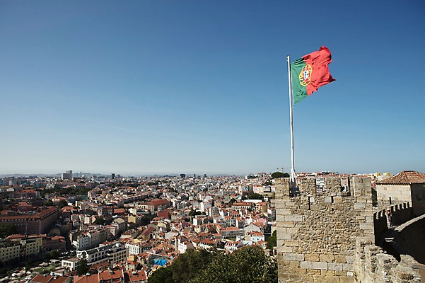 포토 JPG 주간 해외풍경 건축물 고건축 유럽풍경 하늘 풍경 사람없음 야외 성 국기 포르투갈 포르투갈국기 국내포토 자연요소 해외 건축 유럽 파일형식