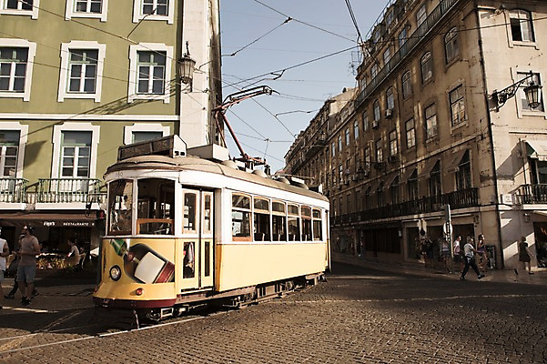 포토 JPG 주간 해외풍경 건축물 유럽풍경 거리 거리풍경 풍경 사람없음 야외 골목길 포르투갈 트램 국내포토 자연요소 해외 건축 유럽 길 교통수단 파일형식