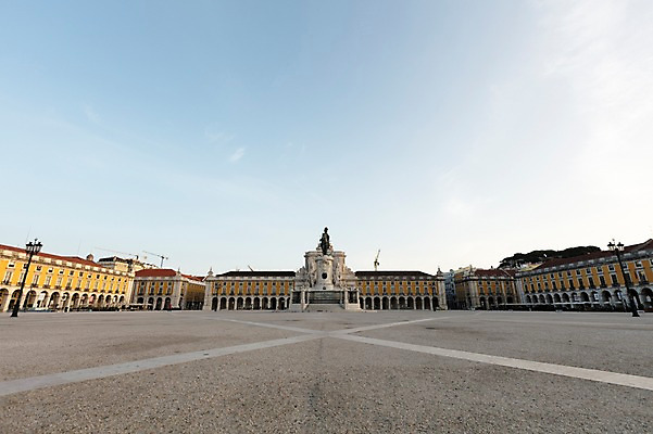포토 JPG 주간 해외풍경 건축물 고건축 유럽풍경 하늘 풍경 사람없음 야외 동상 포르투갈 광장 국내포토 자연요소 해외 건축 유럽 조형물 기념물 파일형식