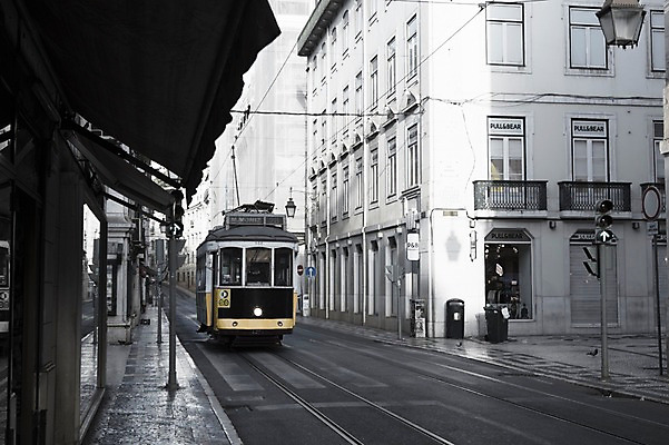 포토 JPG 주간 해외풍경 유럽풍경 거리 흑백 풍경 사람없음 야외 노란색 역 포르투갈 트램 국내포토 자연요소 해외 유럽 교통수단 컬러 교통시설 촬영기법 파일형식