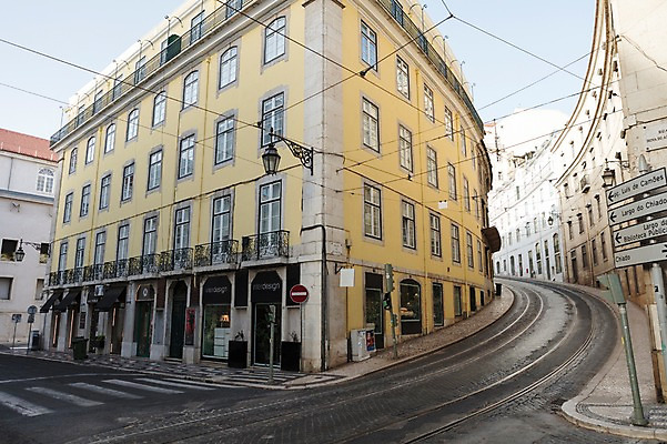 포토 JPG 주간 해외풍경 건축물 유럽풍경 거리 거리풍경 풍경 사람없음 야외 표지판 골목길 포르투갈 국내포토 자연요소 해외 건축 유럽 길 알림판 파일형식