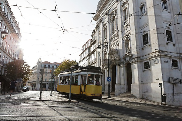 포토 JPG 주간 해외풍경 건축물 유럽풍경 거리 거리풍경 풍경 사람없음 야외 포르투갈 트램 국내포토 자연요소 해외 건축 유럽 교통수단 파일형식