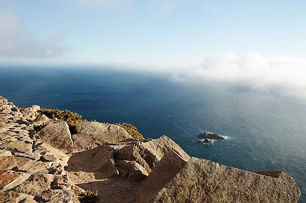 포토 JPG 주간 해외풍경 바다 유럽풍경 하늘 풍경 사람없음 야외 안개 바위 포르투갈 국내포토 자연요소 해외 유럽 날씨 돌_바위 파일형식