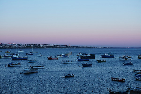 포토 JPG 주간 해외풍경 바다 유럽풍경 하늘 풍경 사람없음 야외 노을 포르투갈 여러대 선박 국내포토 자연요소 해외 유럽 다수 수상교통 파일형식