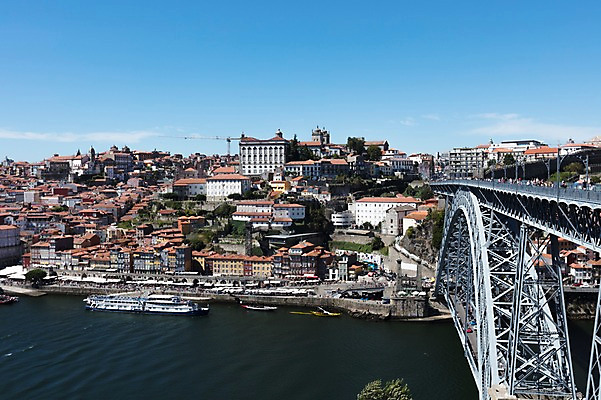 포토 JPG 주간 해외풍경 건축물 바다 유럽풍경 풍경 사람없음 야외 포르투갈 가교 선박 국내포토 자연요소 해외 건축 유럽 수상교통 파일형식