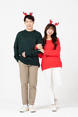 포토 JPG 스튜디오촬영 전신 학생 커플 여자 기념일 남자 행복 대학생 크리스마스 실내 서기 미소 사람 20대 청년 두명 앞모습 청춘 팔짱 한국인 흰배경 루돌프머리띠 청년만 국내포토 감정 뷰포인트 백그라운드 컨셉 관계 모션 표정 동양인 이벤트 성인 내부 흰색 머리띠 성인만 파일형식