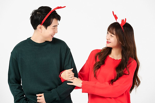포토 JPG 스튜디오촬영 학생 커플 여자 기념일 남자 행복 대학생 크리스마스 실내 미소 사람 상반신 20대 청년 두명 앞모습 청춘 마주보기 팔짱 한국인 즐거움 흰배경 루돌프머리띠 청년만 국내포토 감정 뷰포인트 백그라운드 컨셉 관계 모션 표정 동양인 이벤트 성인 내부 흰색 머리띠 성인만 파일형식