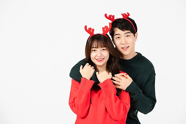 포토 JPG 스튜디오촬영 학생 커플 응시 여자 기념일 남자 행복 대학생 크리스마스 실내 미소 사람 상반신 20대 청년 두명 앞모습 청춘 한국인 흰배경 백허그 루돌프머리띠 청년만 국내포토 시선 감정 뷰포인트 백그라운드 컨셉 관계 포옹 표정 동양인 이벤트 성인 내부 흰색 머리띠 성인만 파일형식