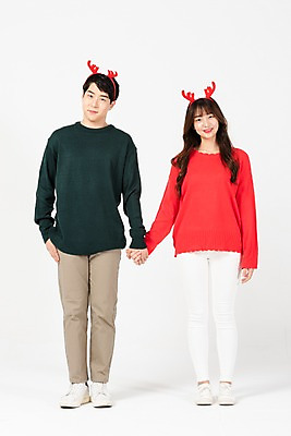 포토 JPG 스튜디오촬영 전신 학생 커플 응시 여자 기념일 남자 행복 대학생 크리스마스 실내 서기 미소 사람 20대 청년 두명 앞모습 청춘 손잡기 한국인 흰배경 루돌프머리띠 청년만 국내포토 시선 감정 뷰포인트 백그라운드 컨셉 관계 모션 표정 동양인 이벤트 성인 내부 흰색 머리띠 성인만 파일형식