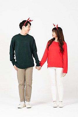 포토 JPG 스튜디오촬영 전신 학생 커플 응시 여자 기념일 남자 행복 대학생 크리스마스 실내 서기 미소 사람 20대 청년 두명 앞모습 청춘 마주보기 손잡기 한국인 흰배경 루돌프머리띠 청년만 국내포토 시선 감정 뷰포인트 백그라운드 컨셉 관계 모션 표정 동양인 이벤트 성인 내부 흰색 머리띠 성인만 파일형식