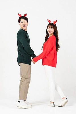 포토 JPG 스튜디오촬영 전신 학생 커플 응시 여자 기념일 남자 행복 대학생 크리스마스 실내 미소 사람 20대 청년 두명 옆모습 청춘 손잡기 한국인 뒤돌아보기 흰배경 루돌프머리띠 청년만 국내포토 시선 감정 뷰포인트 백그라운드 컨셉 관계 모션 표정 동양인 이벤트 성인 내부 흰색 머리띠 성인만 파일형식