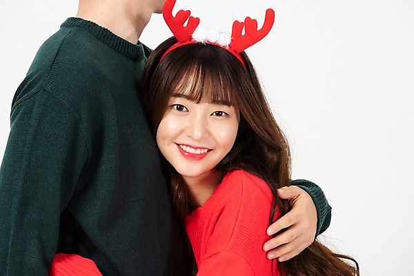 포토 JPG 스튜디오촬영 학생 커플 여자 기념일 남자 행복 대학생 크리스마스 안기 실내 미소 사람 근접촬영 상반신 20대 청년 두명 옆모습 청춘 한국인 흰배경 루돌프머리띠 청년만 국내포토 감정 뷰포인트 백그라운드 컨셉 관계 모션 표정 동양인 이벤트 성인 내부 흰색 머리띠 성인만 파일형식