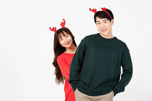 포토 JPG 스튜디오촬영 학생 커플 응시 여자 기념일 남자 행복 대학생 크리스마스 실내 미소 사람 상반신 20대 청년 두명 앞모습 청춘 한국인 흰배경 루돌프머리띠 청년만 국내포토 시선 감정 뷰포인트 백그라운드 컨셉 관계 표정 동양인 이벤트 성인 내부 흰색 머리띠 성인만 파일형식