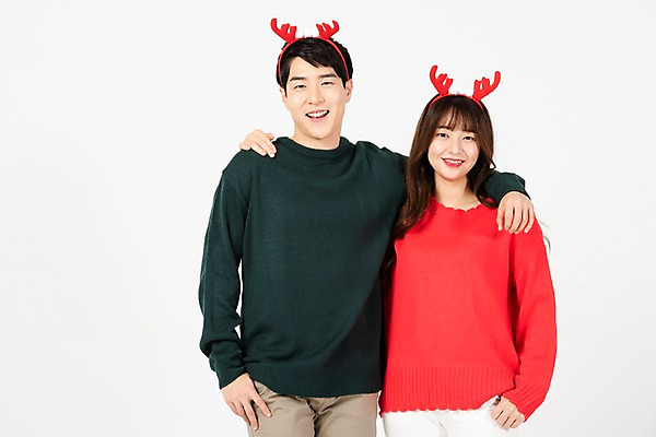 포토 JPG 스튜디오촬영 학생 커플 여자 기념일 남자 행복 대학생 크리스마스 어깨동무 실내 미소 사람 상반신 20대 청년 두명 앞모습 청춘 한국인 즐거움 흰배경 루돌프머리띠 청년만 국내포토 감정 뷰포인트 포즈 백그라운드 컨셉 관계 표정 동양인 이벤트 성인 내부 흰색 머리띠 성인만 파일형식