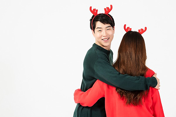 포토 JPG 스튜디오촬영 학생 커플 여자 기념일 남자 행복 대학생 크리스마스 안기 실내 미소 사람 상반신 20대 청년 두명 옆모습 뒷모습 빨간색 초록색 청춘 한국인 뒤돌아보기 흰배경 루돌프머리띠 청년만 어깨에손 국내포토 감정 뷰포인트 컬러 백그라운드 컨셉 관계 모션 표정 동양인 이벤트 성인 내부 흰색 머리띠 성인만 파일형식