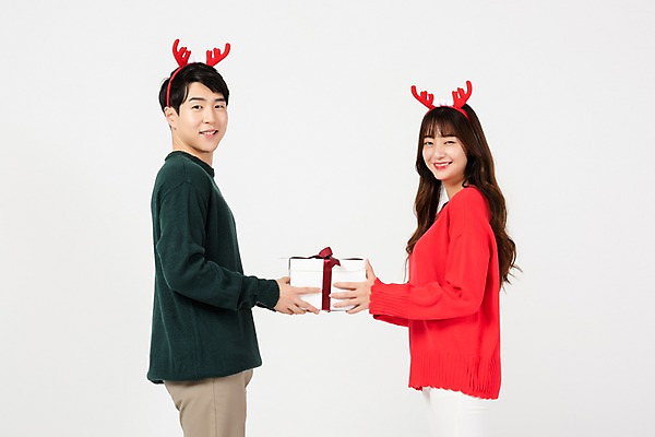 포토 JPG 스튜디오촬영 학생 커플 여자 기념일 남자 행복 대학생 크리스마스 실내 선물 미소 사람 이벤트 상반신 20대 청년 두명 옆모습 선물상자 청춘 마주보기 한국인 흰배경 주기 루돌프머리띠 청년만 국내포토 감정 뷰포인트 백그라운드 컨셉 관계 모션 표정 동양인 성인 내부 상자 흰색 머리띠 성인만 파일형식