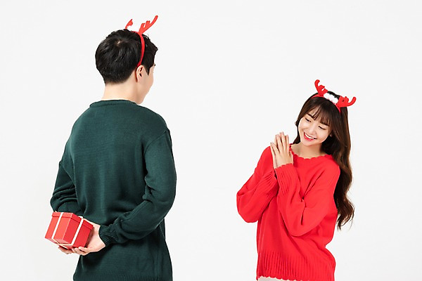 포토 JPG 스튜디오촬영 학생 커플 여자 기념일 남자 행복 대학생 크리스마스 실내 선물 사람 이벤트 상반신 20대 청년 두명 옆모습 선물상자 청춘 한국인 비밀 흰배경 루돌프머리띠 설렘 청년만 국내포토 감정 뷰포인트 백그라운드 컨셉 관계 동양인 성인 내부 상자 흰색 머리띠 성인만 파일형식