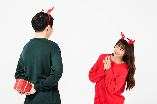 포토 JPG 스튜디오촬영 학생 커플 여자 기념일 남자 행복 대학생 크리스마스 실내 선물 사람 이벤트 상반신 20대 청년 두명 옆모습 선물상자 청춘 희망 한국인 비밀 흰배경 루돌프머리띠 설렘 청년만 국내포토 감정 뷰포인트 백그라운드 컨셉 관계 동양인 성인 내부 상자 흰색 머리띠 성인만 파일형식