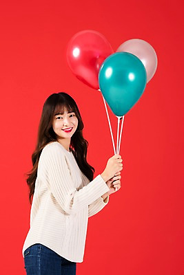 포토 JPG 스튜디오촬영 학생 응시 여자 기념일 행복 대학생 크리스마스 실내 선물 한명 미소 들기 사람 이벤트 상반신 20대 청년 옆모습 청춘 한국인 풍선 빨간배경 청년여자한명만 성인여자한명만 국내포토 1 시선 감정 뷰포인트 백그라운드 컨셉 모션 표정 동양인 성인 내부 빨간색 여자한명만 성인여자만 청년여자만 파일형식