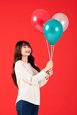포토 JPG 스튜디오촬영 학생 응시 여자 기념일 행복 대학생 크리스마스 실내 선물 한명 미소 들기 사람 이벤트 상반신 20대 청년 옆모습 청춘 한국인 즐거움 풍선 빨간배경 청년여자한명만 성인여자한명만 국내포토 1 시선 감정 뷰포인트 백그라운드 컨셉 모션 표정 동양인 성인 내부 빨간색 여자한명만 성인여자만 청년여자만 파일형식