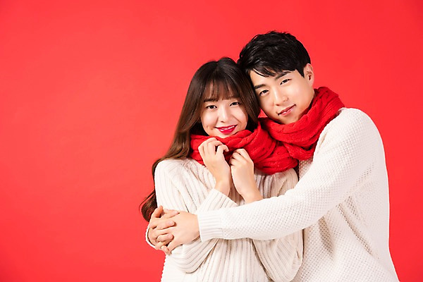 포토 JPG 스튜디오촬영 학생 커플 응시 여자 기념일 남자 행복 대학생 크리스마스 안기 함께함 실내 사랑 미소 사람 상반신 20대 청년 두명 앞모습 청춘 목도리 한국인 빨간배경 청년만 국내포토 시선 잡화 감정 뷰포인트 백그라운드 컨셉 관계 모션 표정 동양인 이벤트 성인 내부 빨간색 성인만 파일형식