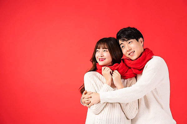 포토 JPG 스튜디오촬영 학생 커플 응시 여자 기념일 남자 행복 대학생 크리스마스 안기 실내 미소 사람 이벤트 상반신 20대 청년 두명 앞모습 청춘 목도리 한국인 빨간배경 청년만 국내포토 시선 잡화 감정 뷰포인트 백그라운드 컨셉 관계 모션 표정 동양인 성인 내부 빨간색 성인만 파일형식