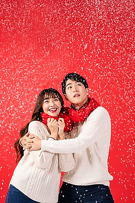 포토 JPG 스튜디오촬영 학생 커플 여자 기념일 남자 행복 대학생 크리스마스 안기 실내 선물 사람 이벤트 상반신 20대 청년 두명 앞모습 청춘 목도리 한국인 눈 즐거움 빨간배경 눈내림 청년만 국내포토 자연요소 잡화 감정 뷰포인트 백그라운드 컨셉 관계 모션 날씨 눈_날씨 동양인 성인 내부 빨간색 성인만 파일형식