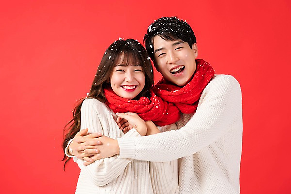 포토 JPG 스튜디오촬영 학생 커플 여자 기념일 남자 행복 대학생 크리스마스 안기 실내 선물 사람 이벤트 상반신 20대 청년 두명 앞모습 청춘 목도리 한국인 눈 즐거움 빨간배경 눈내림 청년만 국내포토 자연요소 잡화 감정 뷰포인트 백그라운드 컨셉 관계 모션 날씨 눈_날씨 동양인 성인 내부 빨간색 성인만 파일형식