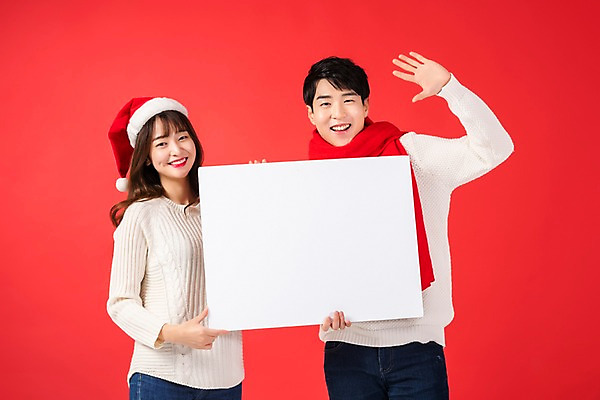 포토 JPG 스튜디오촬영 학생 배너 커플 여자 기념일 남자 행복 대학생 크리스마스 사각프레임 실내 선물 미소 들기 사람 이벤트 상반신 20대 청년 두명 앞모습 옆모습 청춘 손들기 한국인 손인사 빨간배경 청년만 국내포토 감정 뷰포인트 백그라운드 컨셉 관계 모션 프레임 표정 동양인 성인 내부 빨간색 사각형 인사 성인만 파일형식