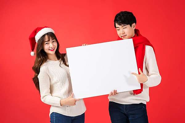 포토 JPG 스튜디오촬영 학생 배너 커플 응시 여자 기념일 남자 행복 대학생 크리스마스 산타모자 사각프레임 실내 선물 미소 들기 사람 이벤트 상반신 20대 청년 두명 앞모습 옆모습 청춘 목도리 한국인 가리킴 즐거움 빨간배경 청년만 국내포토 모자_잡화 시선 잡화 감정 뷰포인트 백그라운드 컨셉 관계 모션 프레임 표정 동양인 손짓 성인 내부 빨간색 사각형 성인만 파일형식