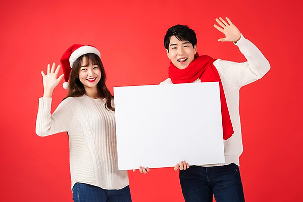 포토 JPG 스튜디오촬영 학생 배너 커플 여자 기념일 남자 행복 대학생 크리스마스 산타모자 사각프레임 실내 선물 미소 들기 사람 이벤트 상반신 20대 청년 두명 앞모습 청춘 손들기 목도리 한국인 즐거움 손인사 빨간배경 청년만 국내포토 모자_잡화 잡화 감정 뷰포인트 백그라운드 컨셉 관계 모션 프레임 표정 동양인 성인 내부 빨간색 사각형 인사 성인만 파일형식