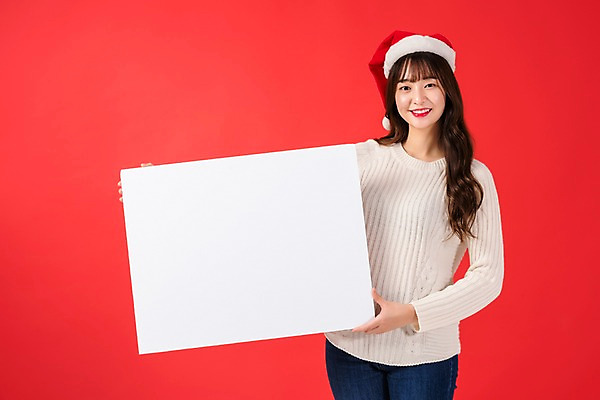 포토 JPG 스튜디오촬영 배너 여자 기념일 행복 크리스마스 산타모자 사각프레임 실내 한명 미소 들기 사람 이벤트 상반신 20대 청년 앞모습 청춘 한국인 즐거움 빨간배경 청년여자한명만 성인여자한명만 국내포토 모자_잡화 1 감정 뷰포인트 백그라운드 컨셉 모션 프레임 표정 동양인 성인 내부 빨간색 사각형 여자한명만 성인여자만 청년여자만 파일형식