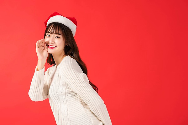 포토 JPG 스튜디오촬영 학생 응시 여자 기념일 행복 대학생 크리스마스 산타모자 실내 한명 미소 사람 이벤트 상반신 20대 청년 옆모습 청춘 외침 한국인 알림 빨간배경 설렘 청년여자한명만 성인여자한명만 국내포토 모자_잡화 1 시선 감정 뷰포인트 백그라운드 컨셉 표정 동양인 성인 내부 빨간색 소리 여자한명만 성인여자만 청년여자만 파일형식