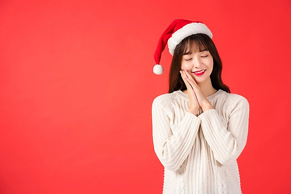 포토 JPG 스튜디오촬영 학생 여자 기념일 행복 대학생 크리스마스 산타모자 실내 한명 미소 사람 이벤트 상반신 20대 청년 앞모습 청춘 눈감음 한국인 손모으기 빨간배경 설렘 청년여자한명만 성인여자한명만 국내포토 모자_잡화 1 감정 뷰포인트 백그라운드 컨셉 모션 표정 동양인 손짓 성인 내부 빨간색 여자한명만 성인여자만 청년여자만 파일형식