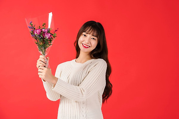 포토 JPG 스튜디오촬영 학생 응시 여자 기념일 행복 대학생 꽃다발 크리스마스 실내 선물 한명 미소 들기 사람 이벤트 상반신 20대 청년 앞모습 청춘 한국인 빨간배경 청년여자한명만 성인여자한명만 국내포토 1 시선 꽃 감정 뷰포인트 백그라운드 컨셉 모션 표정 동양인 성인 내부 빨간색 여자한명만 성인여자만 청년여자만 파일형식