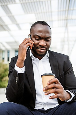 포토 JPG 서양인 외국인 응시 시선 남자 커피 흑인 비즈니스 한명 들기 사람 앉기 정장 상반신 앞모습 30대 비즈니스라이프 스마트폰 비즈니스맨 찡그림 체코 통화 심각 테이크아웃컵 성인남자한명만 국내포토 1 라이프스타일 옷 유럽 음료 뷰포인트 컨셉 모션 표정 인종 컵 장년 핸드폰 스마트기기 직장인 남자한명만 성인남자만 파일형식
