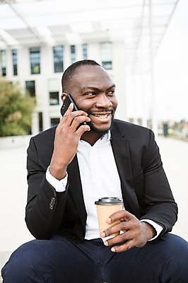 포토 JPG 서양인 외국인 시선 남자 커피 흑인 비즈니스 한명 미소 들기 사람 앉기 상반신 앞모습 아웃포커스 30대 비즈니스라이프 스마트폰 비즈니스맨 체코 통화 테이크아웃컵 안구 성인남자한명만 국내포토 1 라이프스타일 유럽 음료 뷰포인트 모션 촬영기법 표정 인종 신체부위 컵 장년 핸드폰 스마트기기 직장인 남자한명만 성인남자만 파일형식