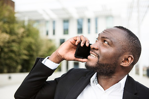 포토 JPG 주간 서양인 외국인 응시 남자 흑인 회사 비즈니스 직장 한명 미소 사람 정장 상반신 성인 야외 앞모습 30대 비즈니스라이프 스마트폰 직장인 비즈니스맨 체코 통화 성인남자한명만 국내포토 자연요소 직업 1 라이프스타일 시선 옷 유럽 뷰포인트 모션 표정 인종 장년 핸드폰 스마트기기 남자한명만 성인남자만 파일형식