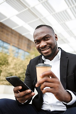 포토 JPG 주간 서양인 외국인 응시 남자 커피 흑인 회사 비즈니스 휴식 직장 한명 미소 사람 정장 상반신 성인 야외 앞모습 30대 비즈니스라이프 스마트폰 직장인 비즈니스맨 체코 성인남자한명만 국내포토 자연요소 직업 1 라이프스타일 시선 옷 유럽 음료 뷰포인트 컨셉 표정 인종 장년 핸드폰 스마트기기 남자한명만 성인남자만 파일형식