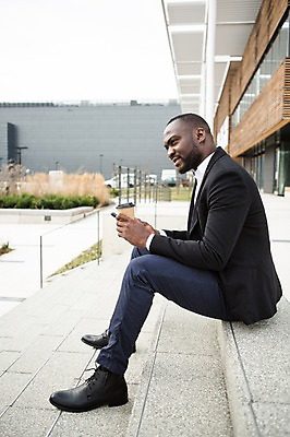 포토 JPG 주간 전신 서양인 외국인 응시 시선 남자 커피 흑인 회사 비즈니스 직장 한명 사람 앉기 정장 성인 야외 옆모습 30대 비즈니스라이프 스마트폰 계단 직장인 비즈니스맨 체코 심각 성인남자한명만 국내포토 자연요소 직업 1 라이프스타일 옷 유럽 음료 뷰포인트 컨셉 모션 인종 장년 핸드폰 스마트기기 남자한명만 성인남자만 파일형식