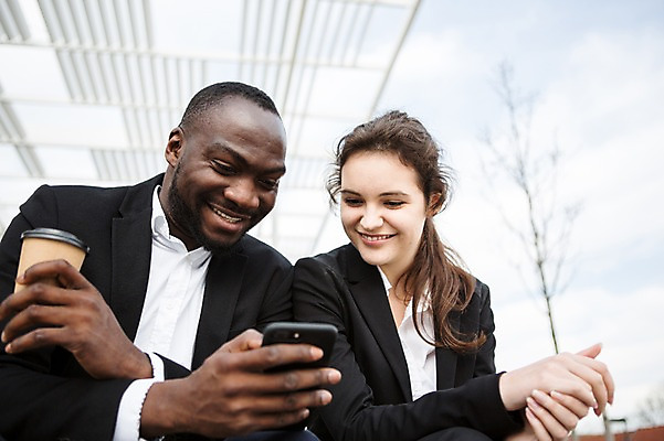 포토 JPG 주간 서양인 외국인 커플 응시 여자 남자 커피 흑인 비즈니스 휴식 미소 사람 앉기 정장 상반신 20대 성인 야외 두명 앞모습 30대 비즈니스라이프 스마트폰 직장인 비즈니스맨 비즈니스우먼 동료 즐거움 체코 성인만 국내포토 자연요소 직업 라이프스타일 시선 옷 감정 유럽 음료 뷰포인트 컨셉 관계 모션 표정 인종 청년 장년 핸드폰 스마트기기 파일형식