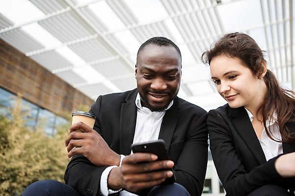 포토 JPG 주간 서양인 외국인 커플 응시 여자 남자 커피 흑인 비즈니스 휴식 미소 사람 앉기 정장 상반신 20대 성인 야외 두명 앞모습 30대 비즈니스라이프 스마트폰 직장인 비즈니스맨 비즈니스우먼 동료 즐거움 체코 성인만 국내포토 자연요소 직업 라이프스타일 시선 옷 감정 유럽 음료 뷰포인트 컨셉 관계 모션 표정 인종 청년 장년 핸드폰 스마트기기 파일형식