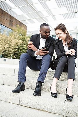 포토 JPG 주간 전신 서양인 외국인 커플 응시 여자 남자 커피 흑인 비즈니스 휴식 미소 사람 앉기 정장 20대 성인 야외 두명 앞모습 30대 비즈니스라이프 스마트폰 계단 직장인 비즈니스맨 비즈니스우먼 동료 즐거움 체코 성인만 국내포토 자연요소 직업 라이프스타일 시선 옷 감정 유럽 음료 뷰포인트 컨셉 관계 모션 표정 인종 청년 장년 핸드폰 스마트기기 파일형식