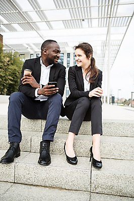 포토 JPG 주간 전신 서양인 외국인 커플 응시 여자 남자 커피 흑인 비즈니스 미소 사람 앉기 정장 20대 성인 야외 두명 앞모습 30대 친구 비즈니스라이프 스마트폰 계단 우정 직장인 비즈니스맨 비즈니스우먼 동료 즐거움 체코 성인만 국내포토 자연요소 직업 라이프스타일 시선 옷 감정 유럽 음료 뷰포인트 관계 모션 표정 인종 청년 장년 핸드폰 스마트기기 파일형식