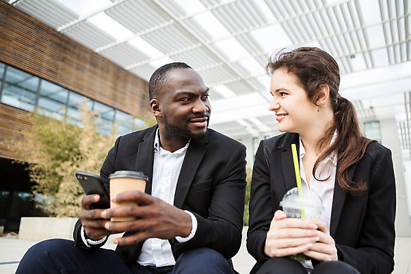 포토 JPG 주간 서양인 외국인 커플 응시 여자 남자 커피 흑인 비즈니스 휴식 미소 사람 앉기 정장 상반신 20대 성인 야외 두명 앞모습 30대 친구 비즈니스라이프 스마트폰 우정 직장인 비즈니스맨 비즈니스우먼 동료 즐거움 체코 성인만 국내포토 자연요소 직업 라이프스타일 시선 옷 감정 유럽 음료 뷰포인트 컨셉 관계 모션 표정 인종 청년 장년 핸드폰 스마트기기 파일형식
